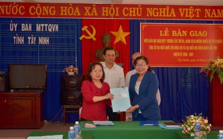Bàn giao danh sách những người đủ tiêu chuẩn ứng cử đại biểu Quốc hội và HĐND tỉnh 